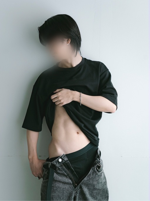 JIN(ｼﾞﾝ) 正面で膝の上に