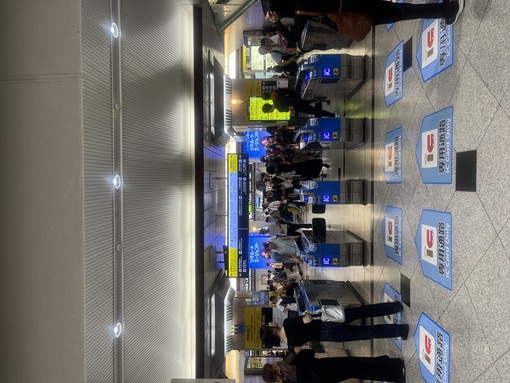 MINAMI(ﾐﾅﾐ) 大阪駅から、日曜の朝